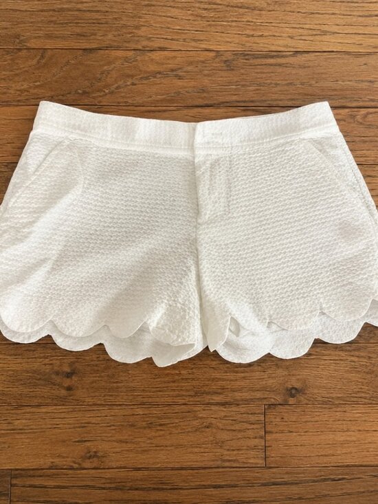 Lilly Pulitzer Pants - Lilly Pulitzer Buttercup Shorts White Textured Scallop Hem Women's Size 2 Pocket